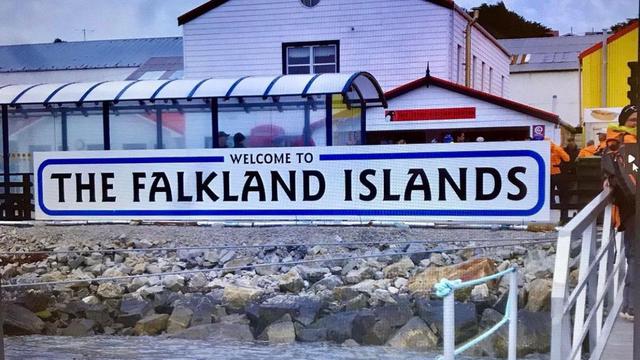 Kepulauan Falkland di Samudera Atlantik Selatan bagian dari Inggris dengan populasi Penguin dan Singa Laut