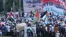 Peserta aksi berkumpul mendengar orasi di Lapangan Monumen Nasional, Jakarta, Jumat (11/5). Aksi ini untuk menyoroti konflik Palestina dan Israel pada perebutan bangunan suci atau Baitul Maqdis. (Liputan6.com/Helmi Fithriansyah)