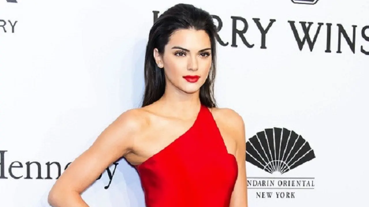 [Bintang] Ternyata Warna Lipstik Ini yang Jadi Favorit Kendall Jenner