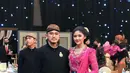 Erina Gudono dan Kaesang Pangarep terlihat serasi dalam balutan pakaian adat Jawa. Erina terlihat anggun dengan kebaya pink tua dan Kaesang kenakan beskap hitam [@erinagudono]