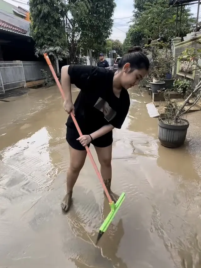 Ziva Magnolya saat Bersih-Bersih Pasca Banjir. [@zivamagnolya]