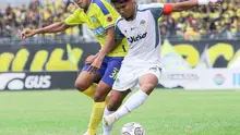 Kapten PSIM Yogyakarta, Aditya Putra Dewa mendapatkan kawalan ketat dari pemain Gresik United dalam laga pekan ke-7 Wilayah Tengah Liga 2 2022/2023 di Stadion Gelora Joko Samudro, Gresik, Sabtu (1/10/2022) (Dok. PSIM Yogyakarta)