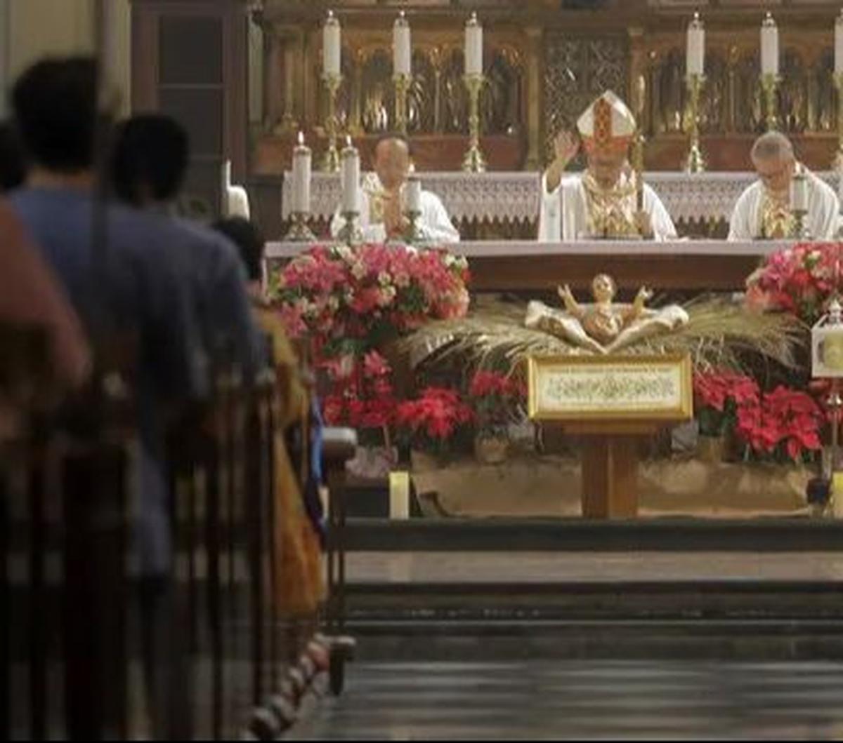 Sejumlah jemaah mengikuti Misa Natal di Gereja Katedral, Jakarta, Senin (25/12/2023). Gereja Katedral Jakarta menggelar Misa Natal yang berlangsung khidmat.