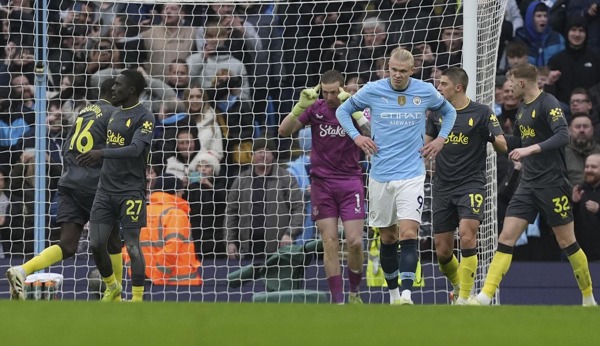 Kiper Manchester City, Jordan Pickford melakukan selebrasi setelah berhasil menggagalkan tendangan penalti pemain Manchester City, Erling Haaland pada laga lanjutan Liga Inggris 2024/2025 di Etihad Stadium, Manchester, Inggris, Kamis (26/12/2024). (AP Photo/Martin Rickett)