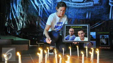 Tracy Bantleman, istri Neil Bantleman guru Jakarta International School (JIS) asal Kanada menyalakan lilin dalam malam Solidaritas kasus JIS di Tugu Proklamasi, Jakarta, Jumat (20/5/2016). (Liputan6.com/Yoppy Renato)