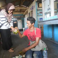 Julhakim, pria penjual merangkak asal Transmigrasi Kabupaten Sanggau, Kalimantan Barat, pada saat keliling menjajakan jeruk dan salak. (Foto: Raden AMP/Liputan6.com)