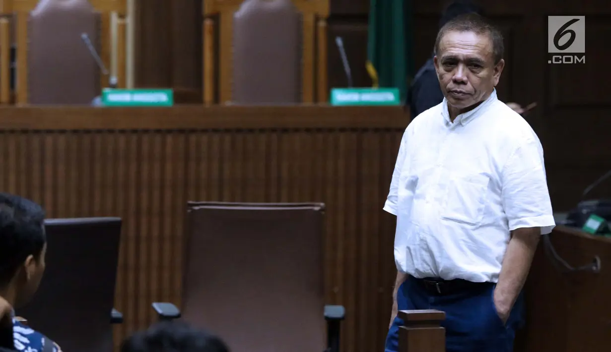 Terdakwa dugaan suap Dana Otonomi Khusus Aceh 2018 dan penerimaan gratifikasi pelaksanaan proyek pembangunan Dermaga Sabang, Irwandi Yusuf bersiap menjalani sidang lanjutan di Pengadilan Tipikor, Jakarta, Senin (4/3). (Liputan6.com/Helmi Fithriansyah)