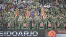 Meskipun hanya tim amatir namun para tentara itu tetap mendukung tim PS TNI pada laga Piala Jenderal Sudirman melawan Pusamania Borneo FC di Stadion Gelora Delta Sidoarjo, Jawa Timur, Rabu (18/11/2015). (Bola.com/Vitalis Yogi Trisna)