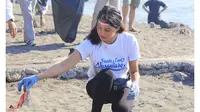 6 Momen Aurelie Ikut Bersihkan Pantai di Hari Kemerdekaan, Jadi Panutan (sumber: Instagram.com/aurelie)