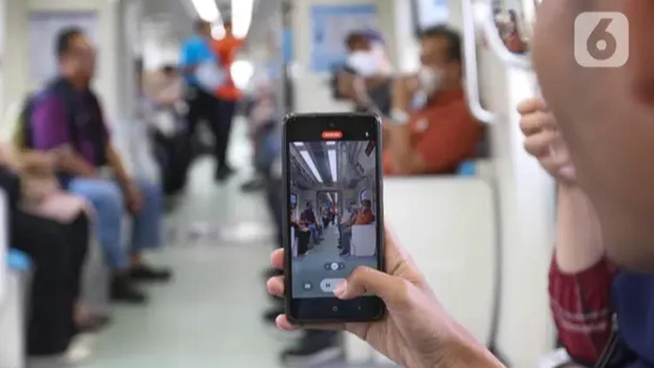 Tak sampai di situ, saat LRT Jabodebek baru melaju 10 menit kemudian dirinya mengaku harus berganti rangkaian kereta. <br><br>Ini karena salah satu pintu tidak bisa dibuka.