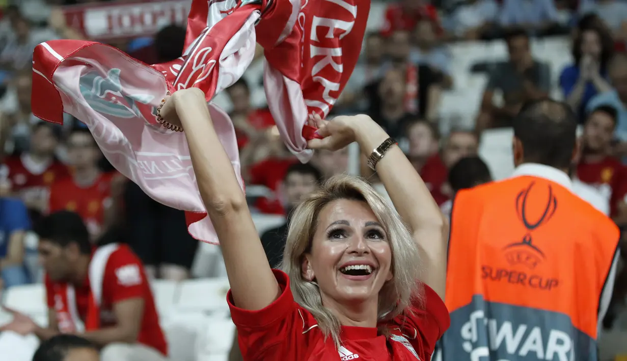 Fans wanita mengibarkan spanduk sebelum pertandingan Piala Super Eropa 2019 antara Liverpool melawan Chelsea di Besiktas Park, Istanbul, Turki (14/8/2019). Dalam pertandingan ini Liverpool menang atas Chelsea lewat drama adu penalti 5-4 (2-2). (AP Photo/Thanassis Stavrakis)