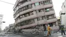 Sebuah bangunan yang rusak terlihat setelah gempa 6,4 SR mengguncang Tainan, Taiwan Selatan (6/2). Gempa terjadi pukul 4 subuh tadi telah menghancurkan beberapa apartemen di kawasan Wei Guan, Tainan, Taiwan. (REUTERS/Stringer)