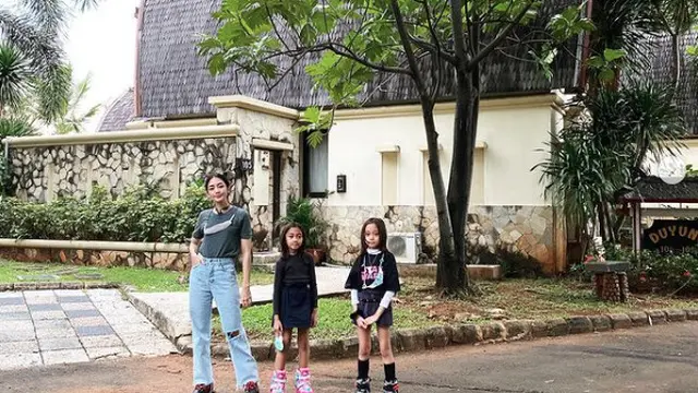 Ririn Dwi Ariyanti bersama dengan anak-anaknya