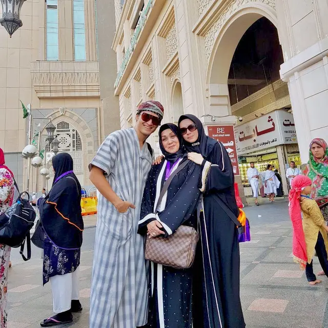 Ibunda Meninggal Dunia, Ini 6 Potret Kebersamaan Indra Bruggman dan Sang Mama