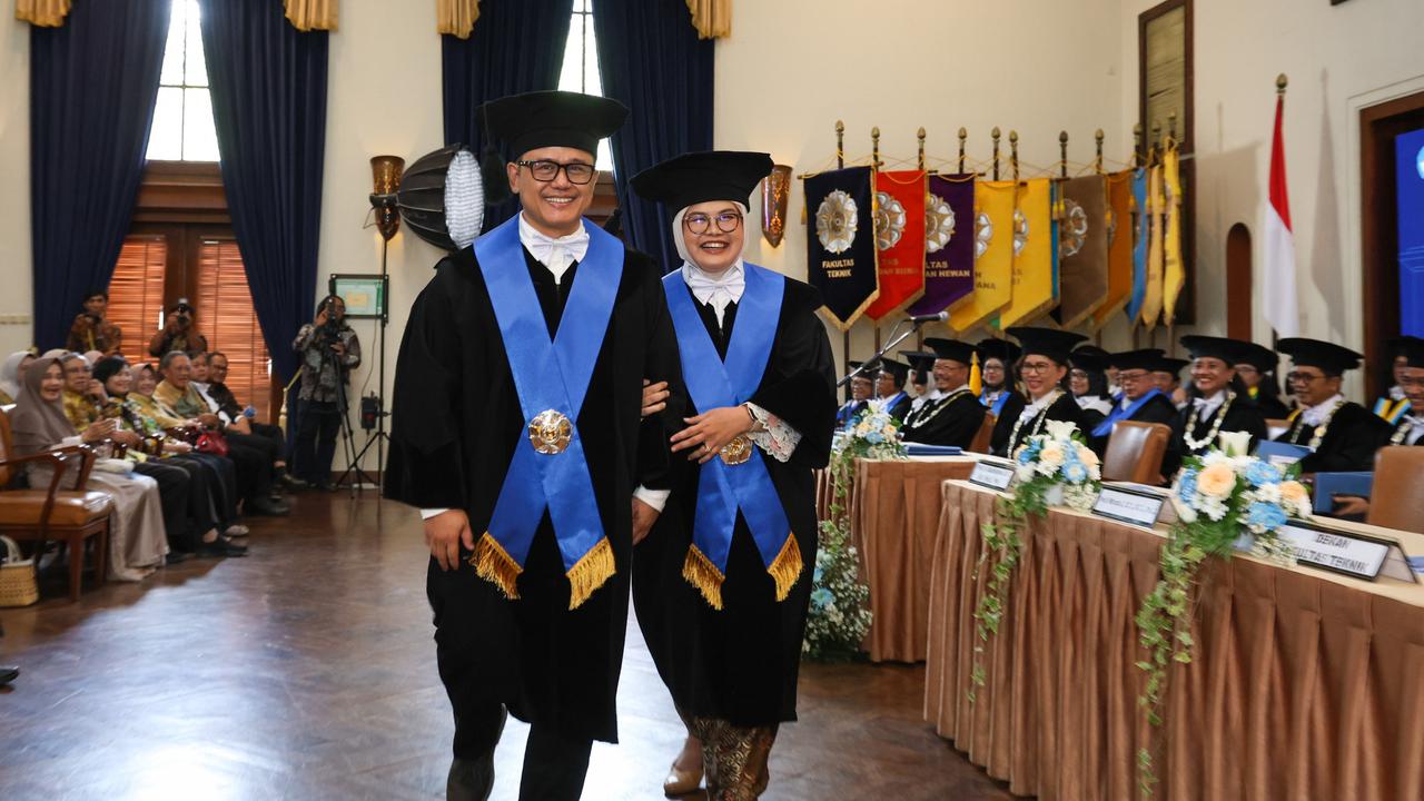 Romantis, Pasangan Suami Istri Ini Dikukuhkan Bareng Jadi Guru Besar UGM