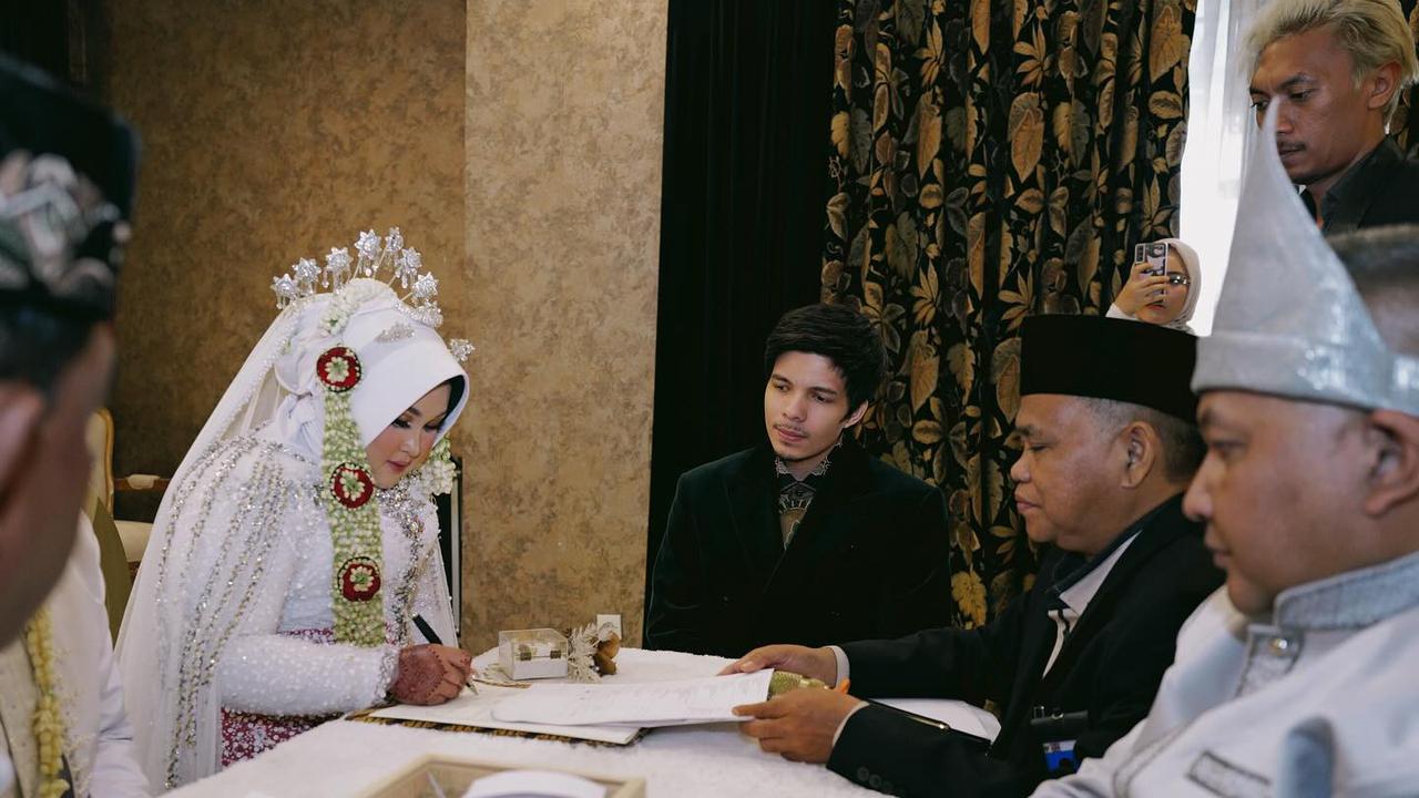 7 Potret Atta Halilintar Jadi Saksi Nikah Karyawannya, Tampil Formal - Disebut Lebih Ganteng Tanpa Kacamata Hitam