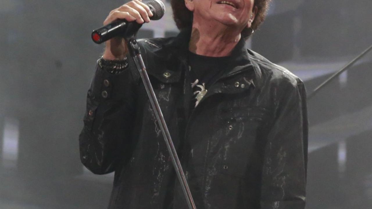 Konser Emas 50 Tahun God Bless Bius Penonton, Semua Bernostalgia Kompak Nyanyi Bareng
