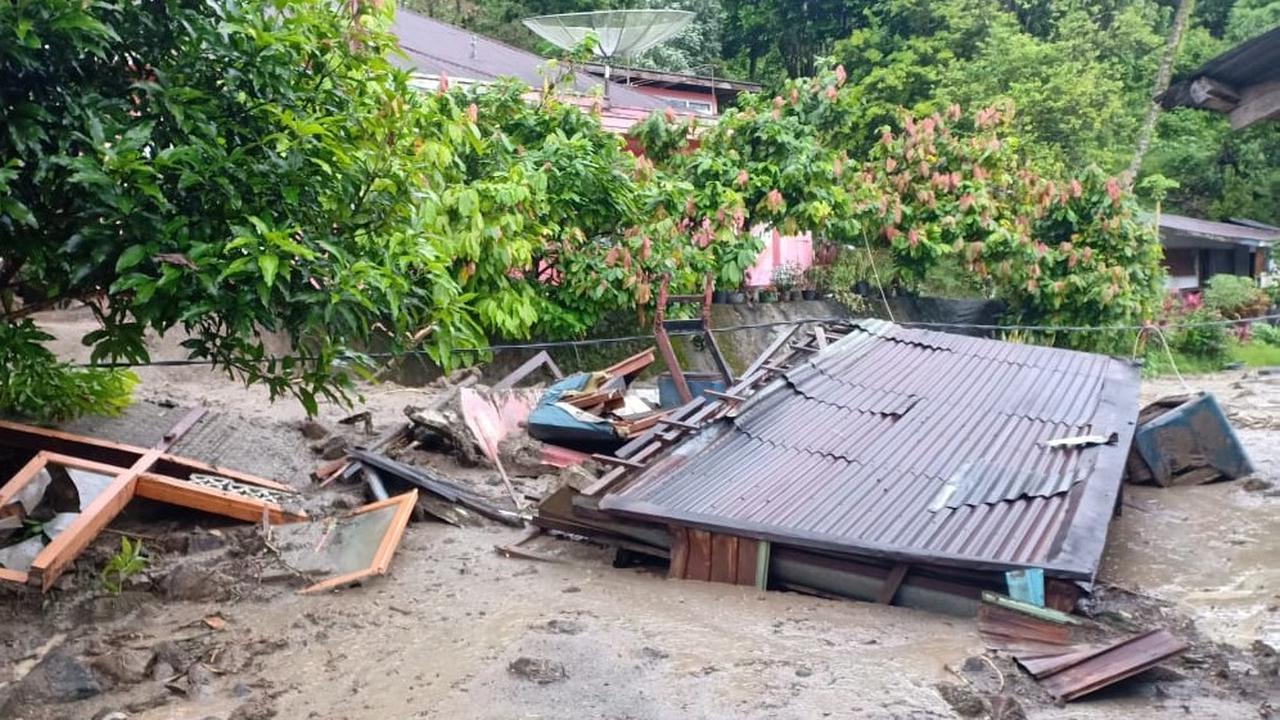 Banjir bandang menerjang daerah Guguak Kecamatan Batipuh Selatan Kabupaten Tanah Datar Sumatera Barat pada Minggu 5 April 2020.