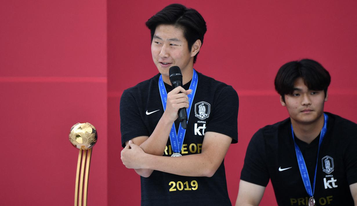 Lee Kang In berhasil meraih golden ball alias pemain terbaik di Piala Dunia U-20 2019. Saat itu dirinya berumur 18 tahun dan tercatat sebagai pemain termuda Korea Selatan di Piala Dunia U-20 2019. Lee turut membantu Taeguk Warriors menjadi runner-up, setelah dikalahkan Ukraina di final dengan skor 1-3. (AFP/Jung Yeon-je)