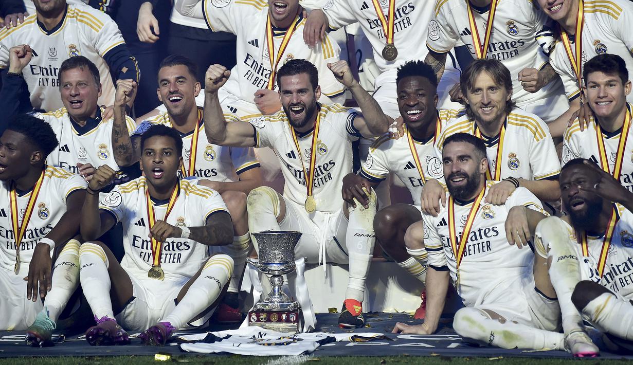 Pemain Real Madrid, Vinicius Junior (tengah kanan) merayakan kemenangan timnya setelah menjuarai Piala Super Spanyol melawan Barcelona di Stadion King Saud University, Riyadh, Arab Saudi Senin (15/1/2024) dini hari WIB. (AP Photo)