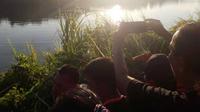 Warga memadati lokasi pencarian korban pesawat cesna jatuh di Sungai Cimanuk Indramayu. Foto (Liputan6.com / Panji Prayitno)