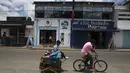 Gereja Maradona berdiri di sebelah kedai pizza di San Andres Cholula, negara bagian Puebla, Meksiko, Minggu (18/7/2021). Sang pembuat gereja mengatakan Gereja Diego Maradona jadi tempat untuk berbicara semua hal yang berkaitan dengan sepak bola. (AP Photo/Marco Ugarte)