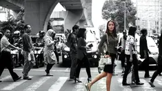 Dengan kaos berwarna abu-abu, Baby Jovanca bergaya begitu casual saat di potret dengan tema street photography. Teknik fotografi klasik dengan model Baby ini terlihat sangat menawan. Baby terlihat cantik saat sedang memandang kamera (KapanLagi.com/Budi Santoso)