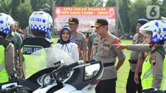 Kapolda Jateng Irjen Pol Rycko Amelza Dahniel mengecek kesiapan pasukan usai memimpin apel gelar pasukan 'Operasi Lilin 2019' dalam mengamankan kegiatan perayaan Natal dan Tahun Baru di Lapangan Simpanglima, Semarang, Kamis (19/12/2019). (Liputan6.com/Gholib)