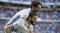 Pemain Real Madrid, Nacho dan Isco, melakukan selebrasi usai memastikan kemenangan atas Alaves pada lanjutan liga Spanyol di Stadion Santiago Bernabeu, Madrid, Minggu (2/4/2017). Real Madrid menang telak 3-0. (EPA/Kiko Huesca)