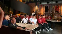 Para pemain timnas Indonesia U-17 menyaksikan langsung proses pengundian Piala Dunia U-17 yang akan berlangsung di Indonesia. (Theresia Melinda/Liputan6.com)