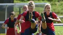 Para pemain wanita Inggris saat mengikuti sesi latihan selama turnamen sepak bola UEFA Women's Euro 2017 di Utrecht, Belanda (18/7). Timnas Inggris berada di grup D bersama Skotlandia, Spanyol, Portugal. (AFP Photo/Daniel Mihailescu)