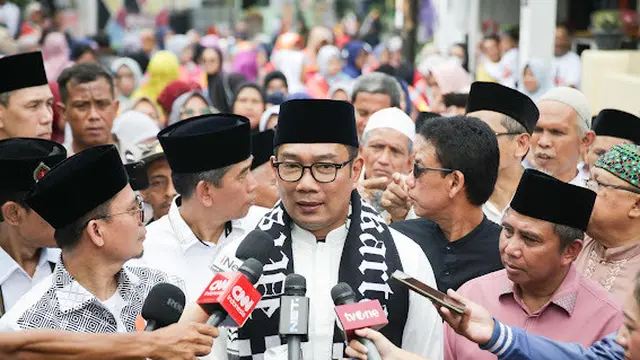 Calon Gubernur (Cagub) Jakarta nomor urut 1 Ridwan Kamil (RK) blusukan ke Pejaten Timur, Pasar Minggu, Jakarta Selatan, pada Senin (18/11/2024).