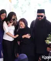 Duka menyelimuti vokalis band Cokelat,Kikan Namara. Ibu Kikan, Indira Damayanti meninggal dunia setelah berjuang melawan kanker liver. Isak tangis keluarga dan suasana haru mengiringi selama prosesi pemakaman. [Foto: KapanLagi.com/Bayu Herdianto]