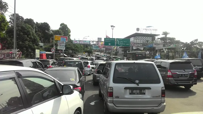 Kemacetan Menuju Puncak Mengular 4 Kilometer