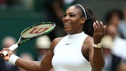 Serena Williams pertama kali meraih gelar Wimbledon  pada 2002 saat mengalahkan kakanya Venus Williams dengan skor 7-6, 6-3. Total Serena telah meraih tujuh gelar ajang bergengsi Wimbledon. (AFP/ Justin Tallis)