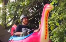 Potret Anies Jalan-Jalan ke Ragunan, Naik 'Dinosaurus' Warna Pink sampai Wajahnya Tegang saat Meluncur