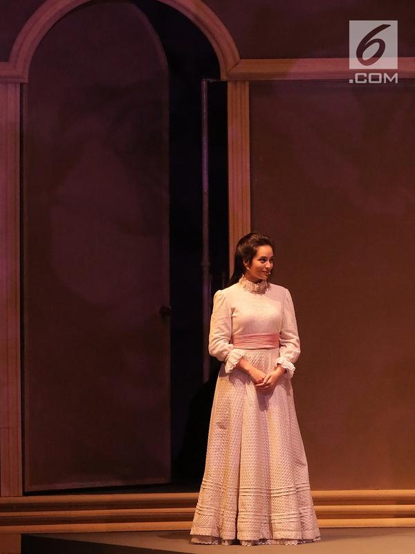 Chelsea Islan dalam pertunjukkan Bunga Penutup Abad di TIM, Jakarta (17/11).Pertunjukkan teater ini ini dialihwahanakan dari novel Bumi Manusia dan Anak Semua Bangsa yang termasuk dalam seri novel Tetralogi Pulau Buru. (Fimela.com/Bambang E.Ros)