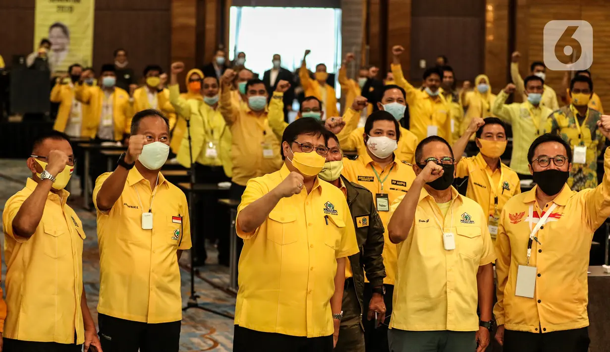 Ketum Partai Golkar Airlangga Hartarto saat menghadiri bimbingan teknis pilkada serentak 2020 di Jakarta, Minggu (30/8/2020). Bimbingan teknis dihadiri pimpinan DPRD dan Ketua Fraksi Partai Golkar untuk wilayah Sumatera II, Papua dan Papua Barat. (Liputan6.com/Johan Tallo)