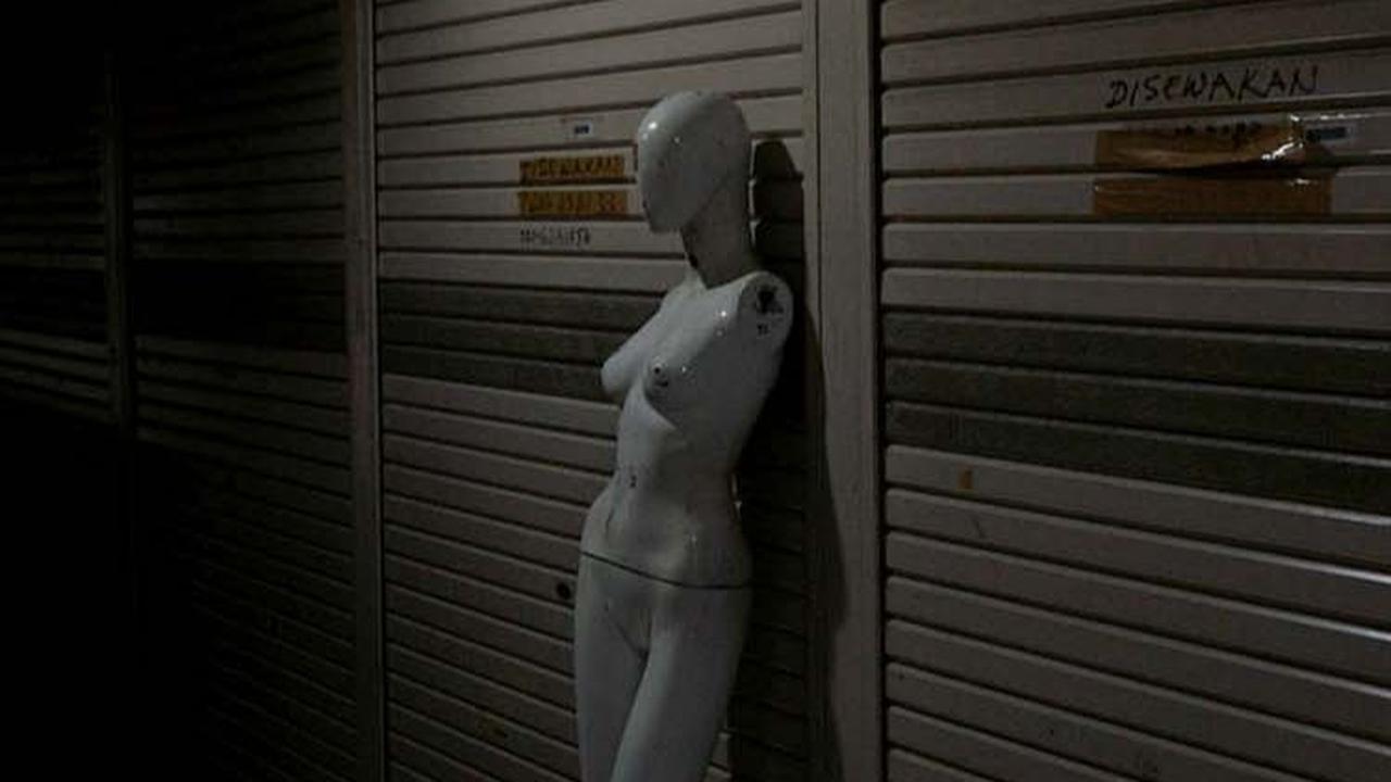 Banyaknya kios yang tutup membuat lorong-lorong di lantai 3A itu tampak gelap.