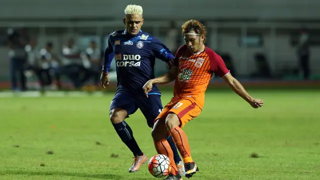 Striker Arema FC, Cristian Gonzales dikawal bek Pusamania Borneo FC, Michael Orah di final Piala Presiden 2017