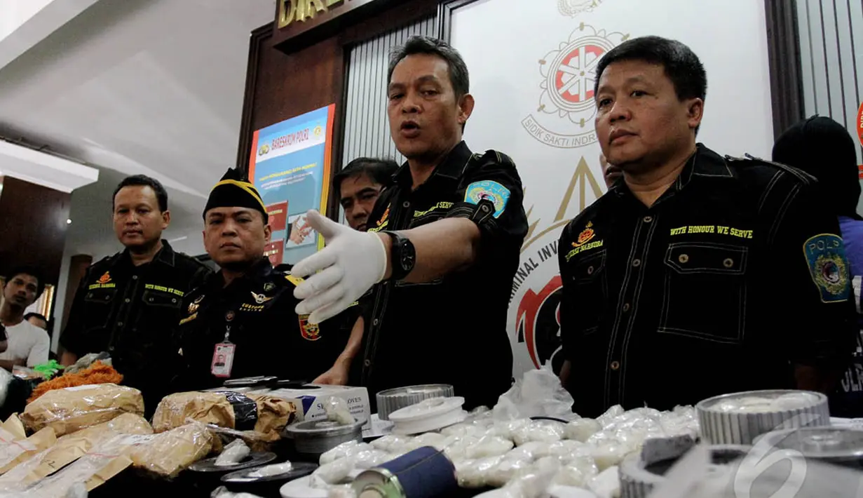 Direktur Tipid Narkotika, Mabes Polri Irjen Arman Depari memamerkan sabu yang berhasil mereka amankan dari sindikat India-Indonesia, Jakarta, Kamis (12/06/2014) (Liputan6.com/Faizal Fanani)