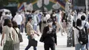 Orang-orang yang memakai masker berjalan di sepanjang penyeberangan pejalan kaki di distrik Shibuya, Tokyo, Kamis (30/9/2021). Jepang akan mencabut keadaan darurat Covid-19 mulai Kamis ini karena jumlah kasus baru turun dan tekanan pada sistem medis mereda. (AP Photo/Eugene Hoshiko)