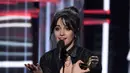 Penyanyi Camila Cabello memberi ucapan terima kasih di atas panggung saat meraih penghargaan Billboard Achievement Award dalam Billboard Music Awards 2018 di Las Vegas (20/5). (Photo by Chris Pizzello/Invision/AP)