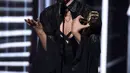 Penyanyi Camila Cabello memberi ucapan terima kasih di atas panggung saat meraih penghargaan Billboard Achievement Award dalam Billboard Music Awards 2018 di Las Vegas (20/5). (Photo by Chris Pizzello/Invision/AP)