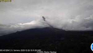 Gunung Semeru Erupsi Sore Ini dengan Lontaran Abu 900 meter dari Puncak Gunung (Dok: Antara)