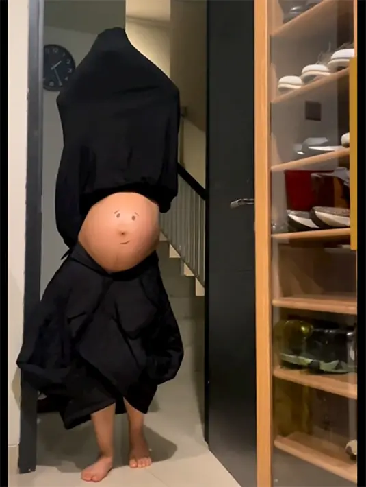 Jelang melahirkan, Rini membagikan video joged-joged. Mengenakan pakaian hitam dengan perut buncitnya yang dicoret-coret. "Menghitung hari menuju lahiran,' tulisnya dalam unggahan 6 April. [Instagram/rinni_w]