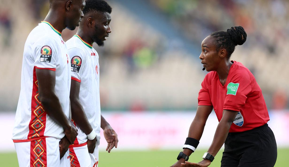 Terpilihnya Mukansanga bukan tanpa alasan. Wanita 33 tahun itu tercatat sebagai wasit FIFA dan sudah malang melintang memimpin laga internasional. (AFP/Kenzo Tribouillard)