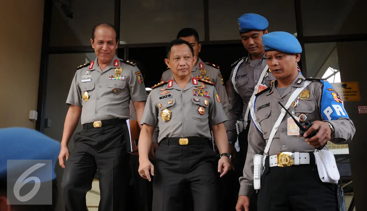 Kepala BNPT, Komjen Pol Tito Karnavian (tengah) saat meninggalkan gedung Rupatama Mabes Polri, Jakarta, Rabu (13/7). Tito Karnavian akan dilantik menjadi Kapolri menggantikan Jenderal Pol Badrodin Haiti. (Liputan6.com/Helmi Fithriansyah)