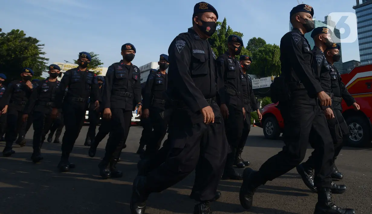 Personel Polri bersiap mengikuti apel gelar pasukan Operasi Lilin Jaya 2021 di lapangan Polda Metro Jaya, Jakarta, Kamis (23/12/2021). Apel gelar pasukan dipimpin langsung oleh Gubernur DKI Jakarta Anies Baswedan. (merdeka.com/Imam Buhori)