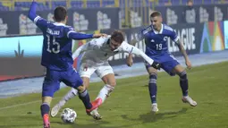 Gelandang Italia, Manuel Locatelli, berebut bola dengan gelandang Bosnia, Josip Corluka, pada laga UEFA Nations League 2020/2021 di Grbavica Stadium, Kamis (19/11/2020) dini hari WIB. Italia menang 2-0 atas Bosnia. (AP Photo/Kemal Softic)